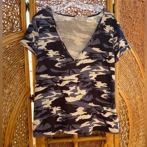 Boyove Blue & White Camouflage V-Neck Women’s Top Size large New Condition